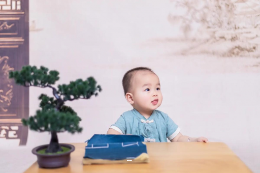 香港宝宝摔到头第五天吐了 香港宝宝摔到头第五天吐了